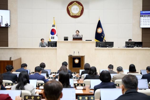 NSP통신-용인특례시의회가 10일 본회의장에서 제297회 제2차 정례회 개회식 및 제1차 본회의를 하고 있다. (사진 = 용인특례시의회)