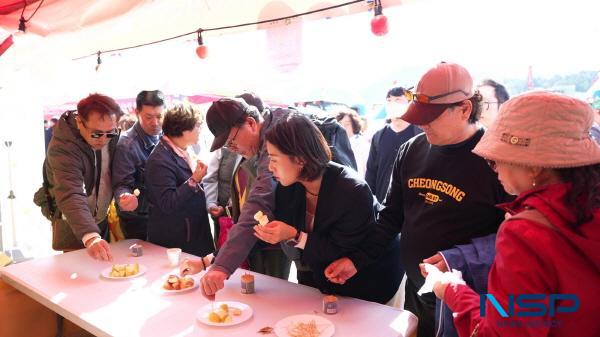 NSP통신-청송군은 지난 10월 29일부터 11월 2일까지 열린 제19회 청송사과축제에서 지역민과 방문객의 뜨거운 호응 속에 사과 판매부스 총 매출액 약 10억 원 이상을 기록하며 역대 최대 판매 실적을 달성했다고 밝혔다. (사진 = 청송군)