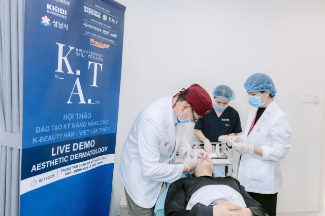 NSP통신-베트남 르반틴 병원 내 국산 필러 라이브 시술 현장. (사진 = 성남산업진흥원)