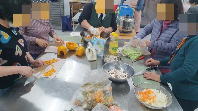 NSP통신-새빛 사회관계망 프로그램에 참여한 시민들이 음식을 만들고 있다. (사진 = 수원시)