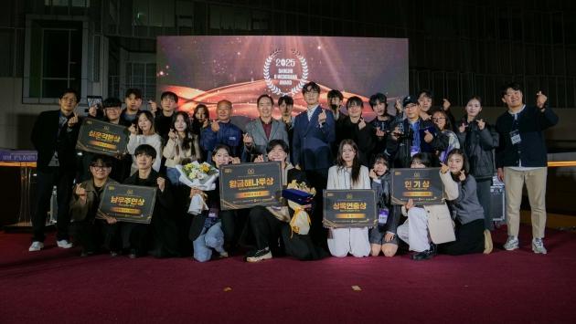 NSP통신-8일 열린 제3회 K-웹드라마 어워드에서 경기도의회가 제작한 웹드라마 의원탐정 기도경이 대상을 수상하는 영예를 안았다. 사진은 제3회 K-웹드라마 어워드 수상 기념촬영 모습. (사진 = 경기도의회)