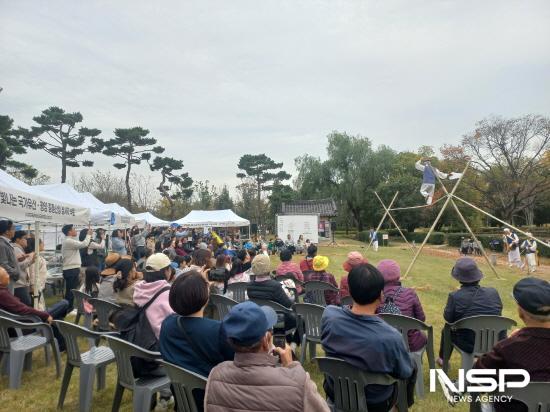 NSP통신-국가무형유산 남사당놀이 줄타기 전승교육사 권원태 명인 전통 민속공연 (사진 = 광양시청)