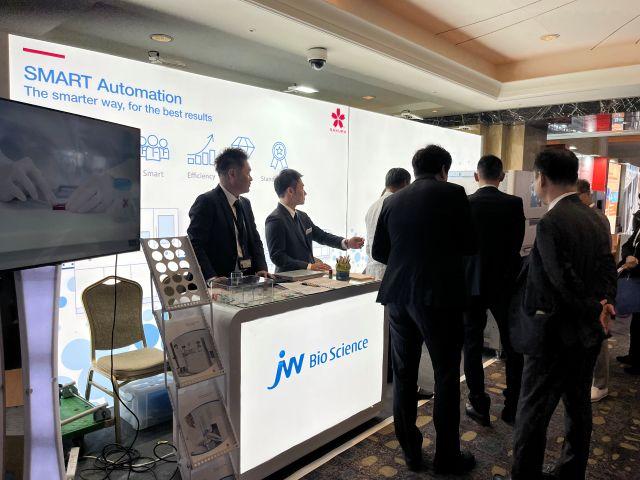 NSP통신-JW바이오사이언스는 지난달 30일부터 2일간 롯데호텔서울에서 열린 대한병리학회 국제학술대회(KSP 2025)에서 연속 자동 포매(embedding) 시스템 Tissue-Tek AutoTEC a120을 전시했다. 관람객들이 JW바이오사이언스 부스에서 Tissue-Tek AutoTEC a120 시연을 참관하고 있다. (사진 = JW홀딩스)