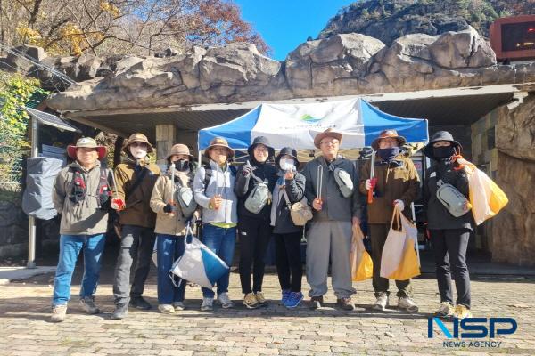 NSP통신-청송군은 지난 10일 청송 유네스코 세계지질공원 해설사들이 주왕산국립공원 절골계곡 일원에서 플로깅(Plogging, 걸으며 쓰레기 줍기) 활동을 실시했다고 밝혔다. (사진 = 청송군)