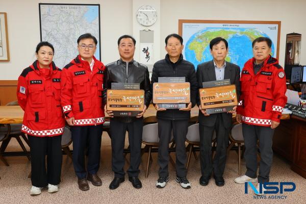 NSP통신-11일 경주시청에서 열린 2025년 산림청 소각산불 없는 녹색마을 캠페인 현판 전달식에서 송호준 부시장(왼쪽 두 번째)이 마을 대표들과 함께 기념촬영을 하고 있다. (사진 = 경주시)