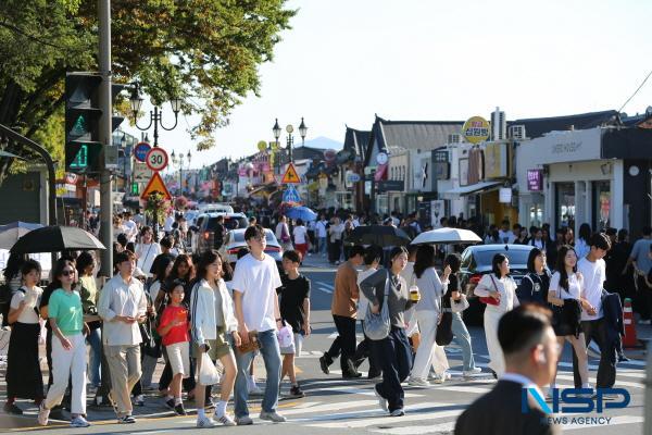 NSP통신-경주시가 2025 APEC 정상회의 개최지로 세계의 주목을 받으면서 관광객이 눈에 띄게 증가한 것으로 나타났다. 경주 황리단길 전경 (사진 = 경주시)