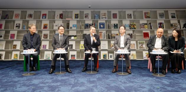 NSP통신-수원특례시 경기도서관에서 진행된 경기도-반도체 기업 재생에너지 파트너십 협약식에서 김동연 경기도지사가 인사말을 하고 있다. (사진 = 경기도)