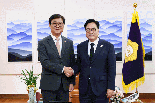 NSP통신-최휘영 문체부 장관(좌)와 우원식 국회의장(우) (사진 = 국회의장 공보수석실)