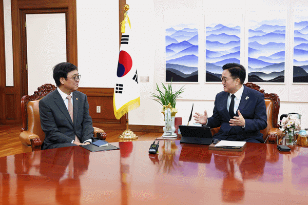 NSP통신-최휘영 문체부 장관(좌)와 우원식 국회의장(우) (사진 = 국회의장 공보 수석실)