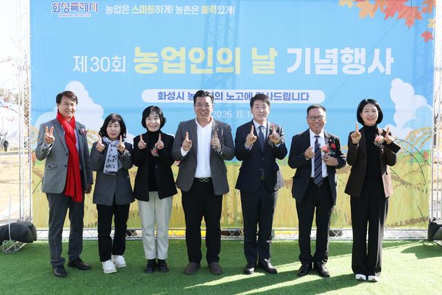 NSP통신-11일 화성시의회 배정수 의장(오른쪽 세번째)와 의원들이 기념식에서 기념촬영을 하고 있다. (사진 = 화성시의회)