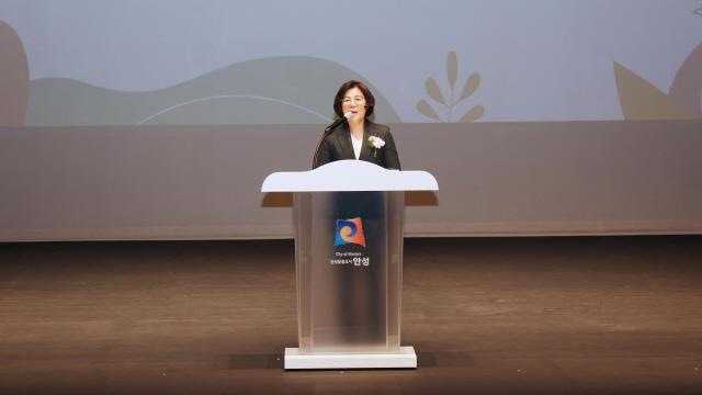 NSP통신-제9회 안성시 농업인의 날 기념행사에서 김보라 시장이 인사말을 하고 있다. (사진 = 안성시)