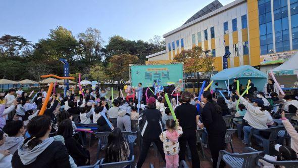 NSP통신-안동시립도서관은 시민 누구나 언제 어디서나 책을 빌리고 반납할 수 있는 편리한 독서환경을 마련했다. 책과 함께하는 일상을 만들기 위한 다양한 시민 참여 행사도 큰 호응을 얻었다. (사진 = 안동시)