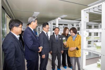 [NSP PHOTO]전남 해남군의회 농식품 기후변화대응센터 추진사업 현장 찾아