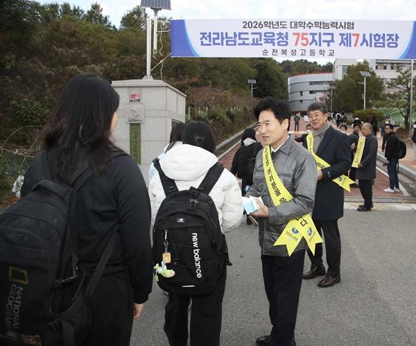 NSP통신-김대중 교육감이 13일 순천복성고 교문 앞에서 수능시험을 치르기 위해 들어서는 수험생들을 반갑게 맞이하고 있다. (사진 = 전남교육청)