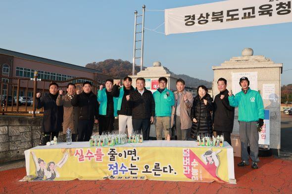 NSP통신-김학동 예천군수는 시험장인 경북일고등학교와 예천여자고등학교를 찾아 수험생들을 격려했다. (사진 = 예천군)