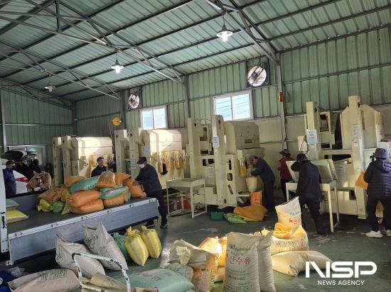 NSP통신-콩 선별장 이용하는 농가들 (사진 = 구례군청)