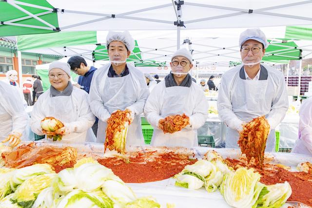 NSP통신-13일 배정수 화성시의회 의장(왼쪽 두번째)과 정명근 화성시장(오른쪽 첫번째)과 관계자들이 김장담그기 봉사를 하고 있다. (사진 = 화성시의회)