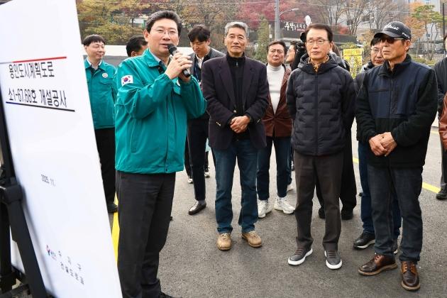 NSP통신-이상일 용인특례시장은 13일 고기동 노인회관과 관음사를 잇는 도시계획도로 소1-64·68호선 개통을 앞두고 현장을 점검했다. (사진 = 용인특례시)