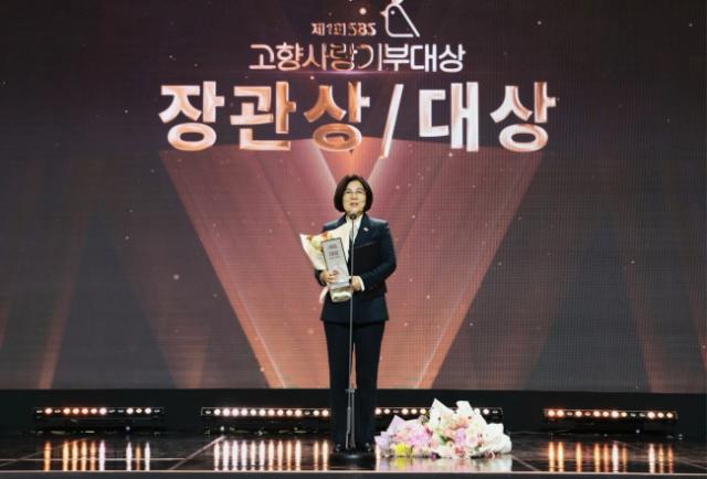 NSP통신-김보라 안성시장이 SBS 고향사랑기부대상-농식품부 장관상 수상 소감을 전하고 있다. (사진 = 안성시)