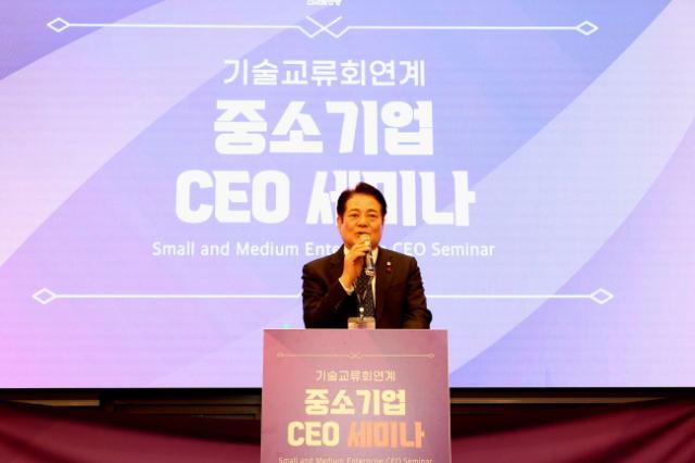 NSP통신-최대호 시장이 2025년 제2회 안양시 중소기업 CEO 세미나에서 기업 리더십과 협력을 당부하고 있다. (사진 = 안양시)