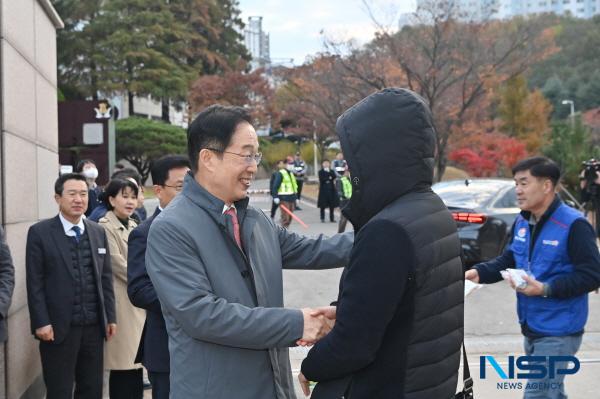 NSP통신-임종식 경상북도교육감은 13일 아침 2026학년도 대학수학능력시험 제80(포항)지구 제1시험장인 포항고등학교를 찾아 수험생들에게 응원의 메시지를 전했다. (사진 = 경상북도교육청)