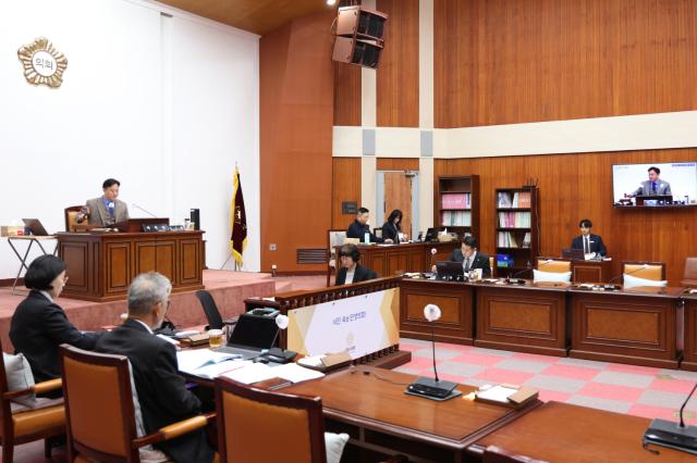 NSP통신-군포시의회 제284회 임시회-산업건설위원회 회의 모습. (사진 = 군포시의회)