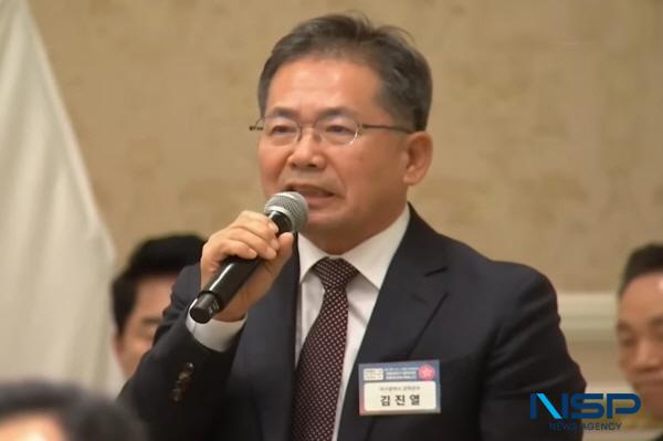 NSP통신-군위군은 김진열 군수가 지난 12일 청와대 영빈관에서 열린 대통령 주재 국정설명회에 참석했다고 밝혔다. (사진 = 군위군)