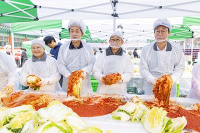[NSP NEWS Image]화성시의회 용주사 사랑의 김장 담그기 참석 나눔문화 실천