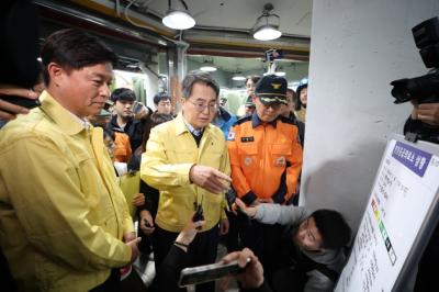 [NSP PHOTO]부천 차량 돌진 사고 현장 방문한 김동연 지사 유가족 위로 추가 피해 방지 총력