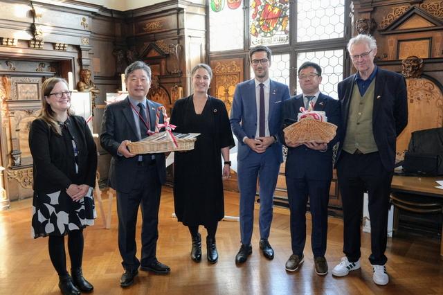 NSP통신-김현수 제1부시장(오른쪽 두번째), 마르틴 호른 프라이부르크시장(오른쪽 세번째), 김정렬 수원시의회 부의장(왼쪽 두번째)과 관계자들이 환담 후 기념촬영을 하는 모습. (사진 = 수원시)