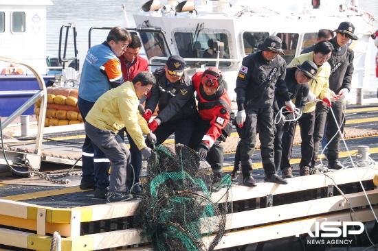 NSP통신-해양환경정화 활동에 힘을 보태는 정인화 광양시장 (사진 = 광양시청)