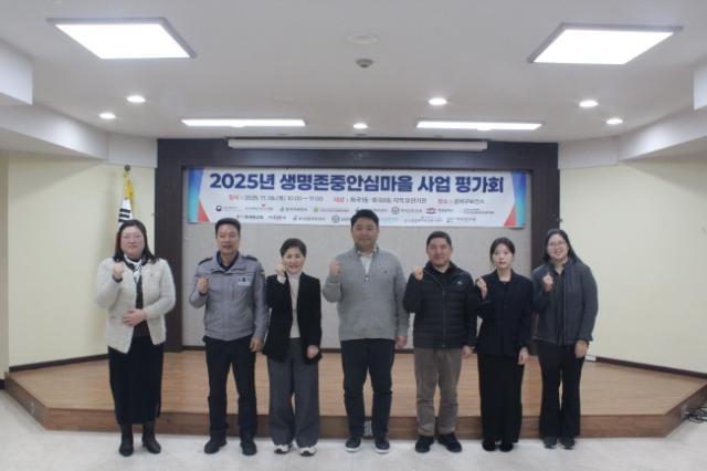 NSP통신-2025년 생명존중안심마을 사업평가회에 참석한 강서간호학원 원장 서지희(사진 왼쪽부터), 곰달래지구대장 김현길, 강서구보건소 건강관리과장 명수영, 강서구정신건강복지센터장 송현철, 화곡8동 주민센터 생애별복지팀장 이상욱, 화곡8동 주민센터 생애별복지팀 주임 장예은, 곰달래어르신복지센터 박정연 대리가 기념촬영을 하고 있다. (사진 = 서울 강서구)