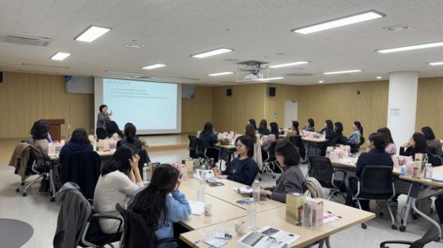 NSP통신-강의자가 제 4기 여성리더십 교육을 하고 있다. (사진 = 국토안전관리원)