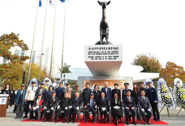 NSP통신-13일 진행된 제75주년 남아프리카공화국 6·25 참전 추모기념식 기념촬영 모습. (사진 = 평택시)