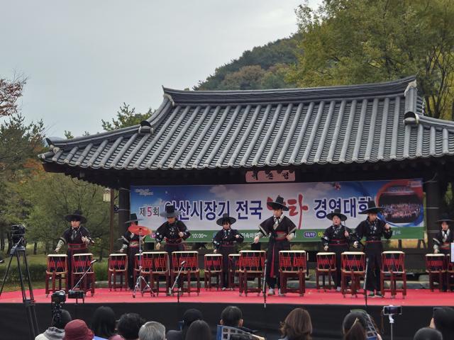 NSP통신-케이팝데몬헌터스 컨셉으로 갓을 쓴 학생들이 난타 공연을 펼치고 있다.