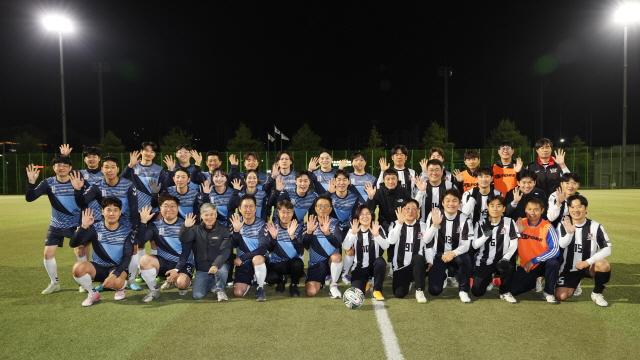 NSP통신-13일 안성시가 안성 제5 일반산업단지에 현재 입주해 공사중인 투자기업과의 체육행사를 가졌다. 사진은 축구대회 기념촬영 모습. (사진 = 안성시)