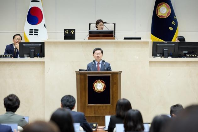 NSP통신-이상일 용인특례시장이 14일 용인특례시의회 제297회 본회의에서 시정연설을 통해 2026년 시정운영 방향을 제시하고 있다. (사진 = 용인특례시)