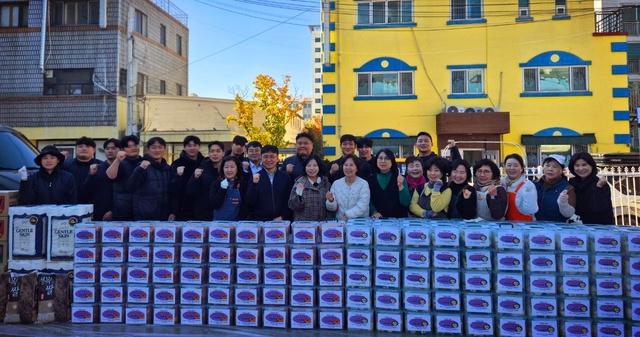 NSP통신-14일 사랑의 김장 담그기 행사 참석자들이 기념촬영을 하고 있다. (사진 = 수원시)