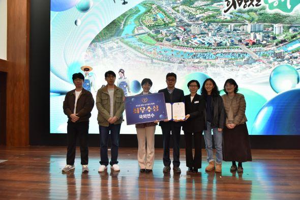 NSP통신-봉화군은 군청 대회의실에서 2025년 싱크탱크(Think-Tank)톡!톡! 제안시책 발표대회를 개최했다. 봉화형 좋은생활 실험실 오투센터-오투막 조성사업이라는 주제로 도시5일 오투막2일-5도 2촌 라이프스타일의 핵심 메시지를 전달해 최우수상을 수상한 그린마인드팀 (사진 = 봉화군)