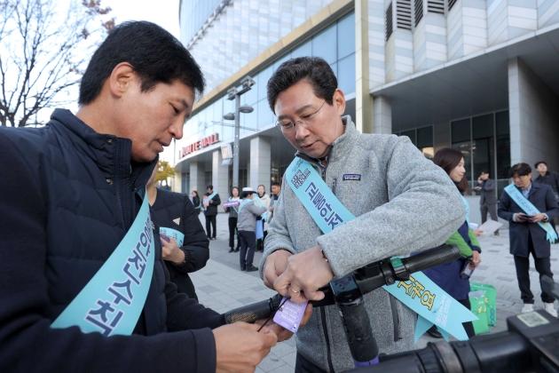 NSP통신-이상일 용인특례시장이 14일 성복역 일대에서 공유 모빌리티 안전문화 확산 캠페인을 펼치며 시민의 참여를 독려하고 있다. (= 용인특례시)