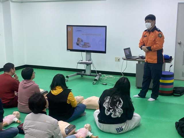 NSP통신-수원소방서와 관계자가 시민들에게 응급처치 교육을 하고 있다. (사진 = 수원시)