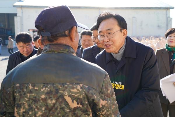 NSP통신-윤병태 나주시장(사진 오른쪽)이 14일 건조벼 매입 현장에서 농가들을 격려하고 있다. (사진 = 나주시)