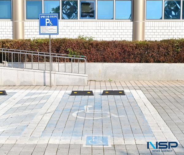 NSP통신-청송군은 청송군장애인편의증진기술지원센터와 협력해 지난 12일 장애인전용주차구역에 대한 민·관 합동점검을 실시했다. (사진 = 청송군)