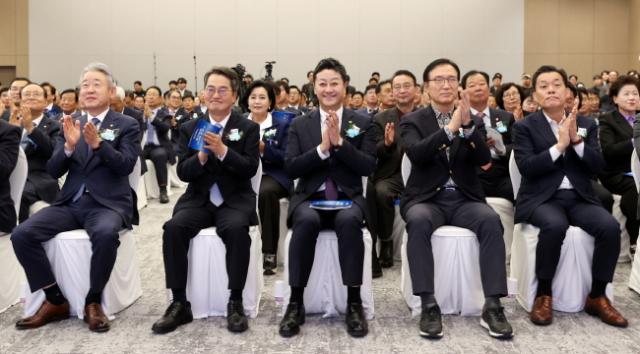 NSP통신-NH농협은행 경기본부 신사옥 준공식에 참석하고 있는 김진경 경기도의회 의장(앞줄 가운데). (사진 = 경기도의회)