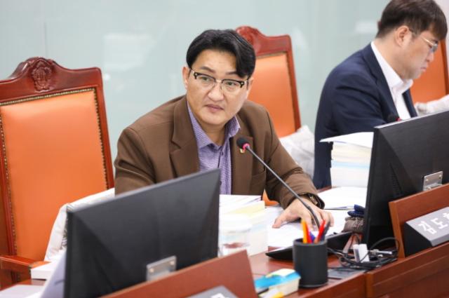 NSP통신-김도훈 의원이 14일 열린 경기관광공사, 한국도자재단 대상 행정사무감사에서 발언하고 있다. (사진 = 경기도의회)