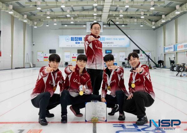 NSP통신-지난 8일부터 13일까지 의성컬링센터에서 열린 제24회 대한컬링연맹회장배 전국컬링대회에서 의성군청 남·여 컬링팀이 동반 우승을 차지하며 컬링의 성지 의성의 명성을 재입증했다. 의성군청 남자컬링팀 (사진 = 의성군)