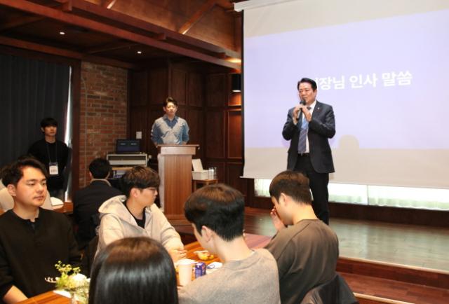 NSP통신-최대호 시장이 2025년 신규공무원 대상 역량강화 교육에서 인사말을 전하고 있다. (사진 = 안양시)