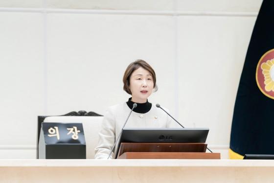 NSP통신-제297회 용인특례시의회 제2차 정례회 제2차 본회의를 진행하고 있는 유진선 의장. (사진 = 용인특례시의회)