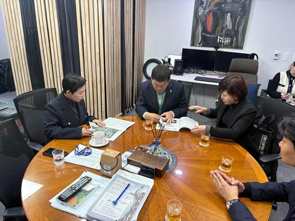 NSP통신-정철원 담양군수가 지난 13일 국회를 찾아 조국혁신당 김재원의원에게 국비지원을 요청하고 있다. (사진 = 담양군)