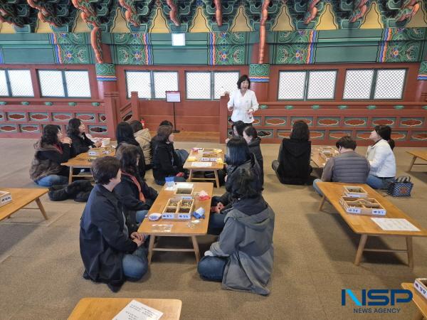 NSP통신-고령군은 14일 경남 산청군에서 13명의 경로당행복선생님을 대상으로 역량강화 워크숍을 실시했다. (사진 = 고령군)